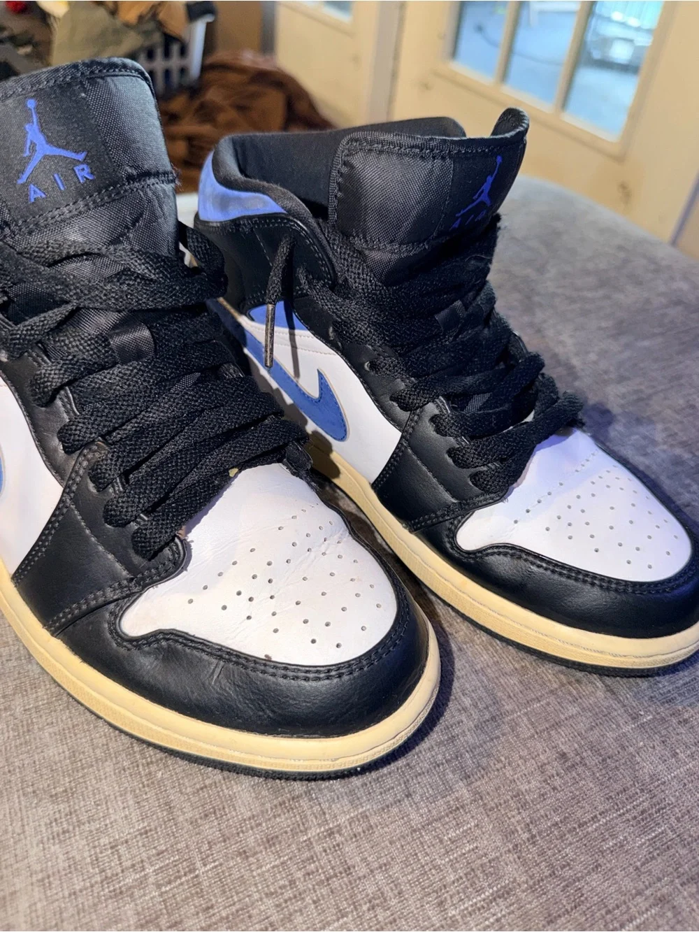 Air Jordan 1 Mid‎ Hyper Royal Black White Men’s Size 8